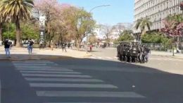 MANIFESTANTES HIRIERON A SIETE POLICÍAS EN LA PLAZA 25 DE MAYO | CHACO | 18.09